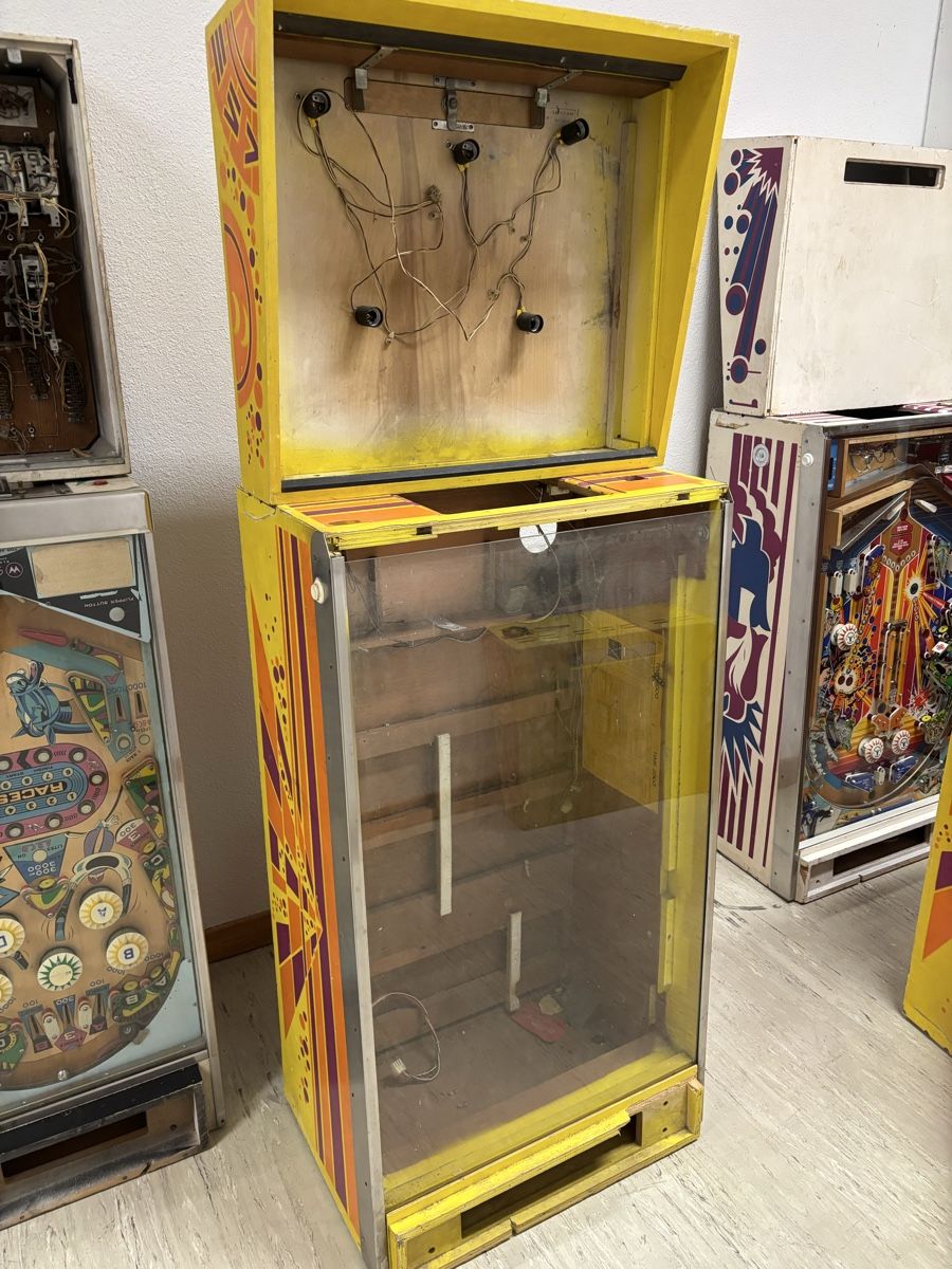 Atari Flipperkästen: Leeres Atari Flippergehäuse – Defekt aus Thun von Lagoontrap 2