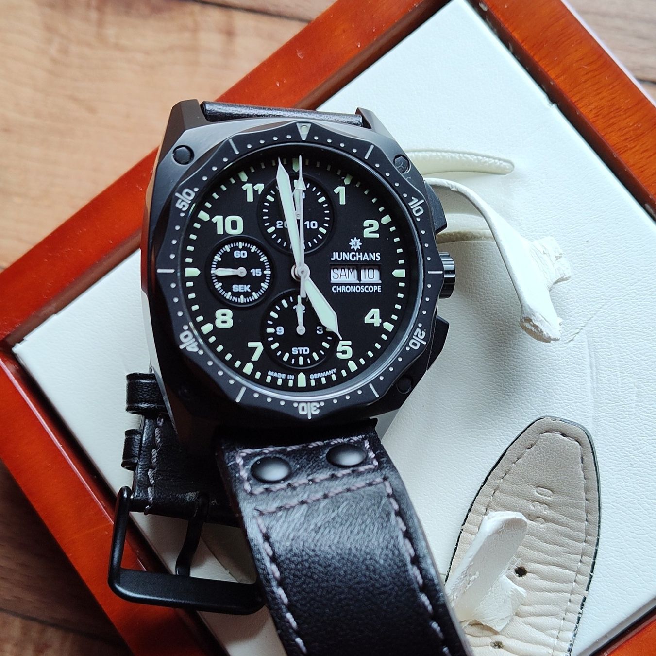 Junghans Uhren: Junghans Pilot Chronoscope 027/4523 – Gebraucht aus Basel von OnutWOODLAND 3