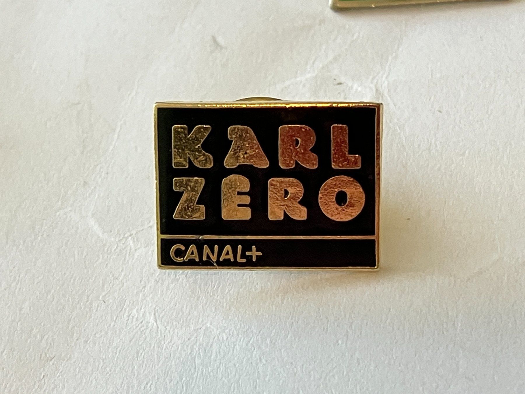 Placchette & Badge: 1 Pin Karl Zero Canal+ – Usato da Basel venduto da djwwpp