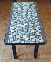 Table basse en faïence. 