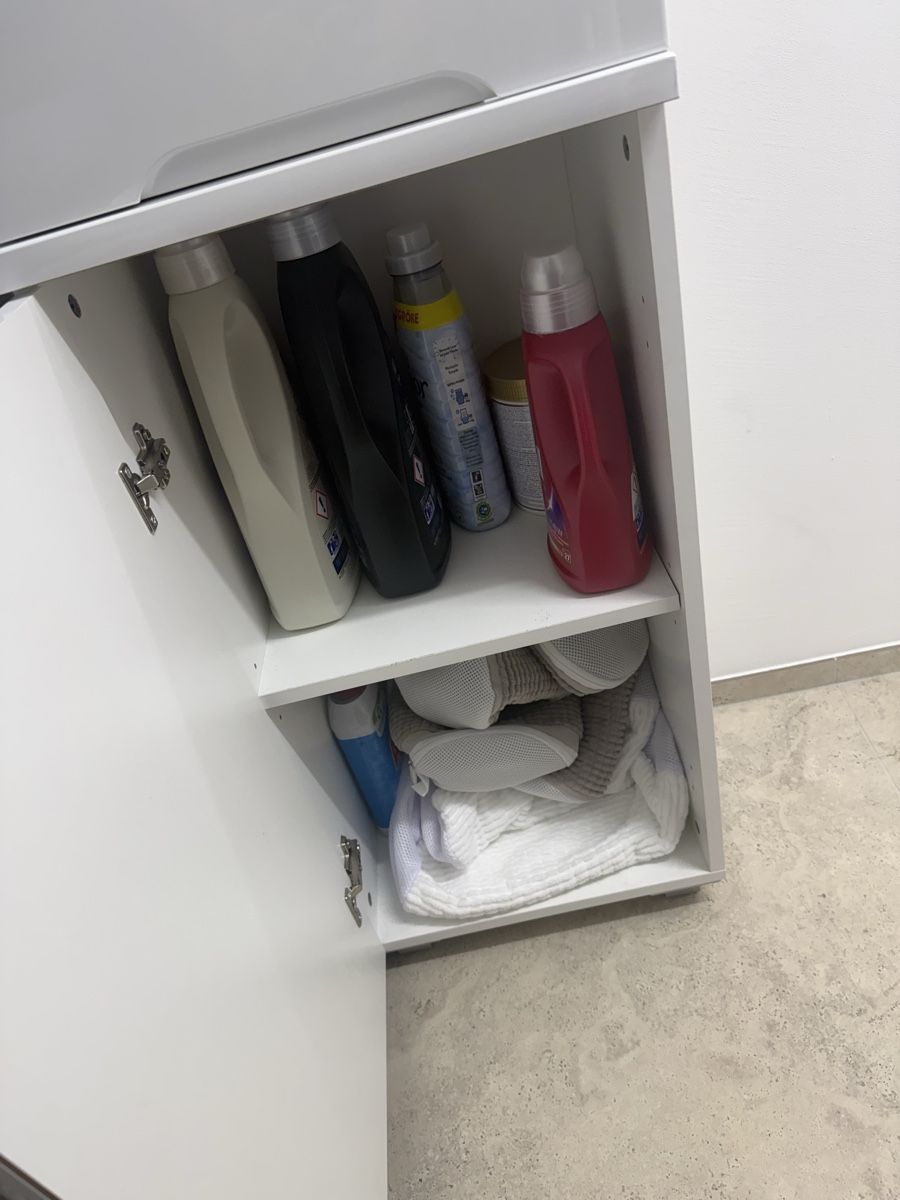 Schränke: Badezimmer Möbel – Gebraucht aus  von  1