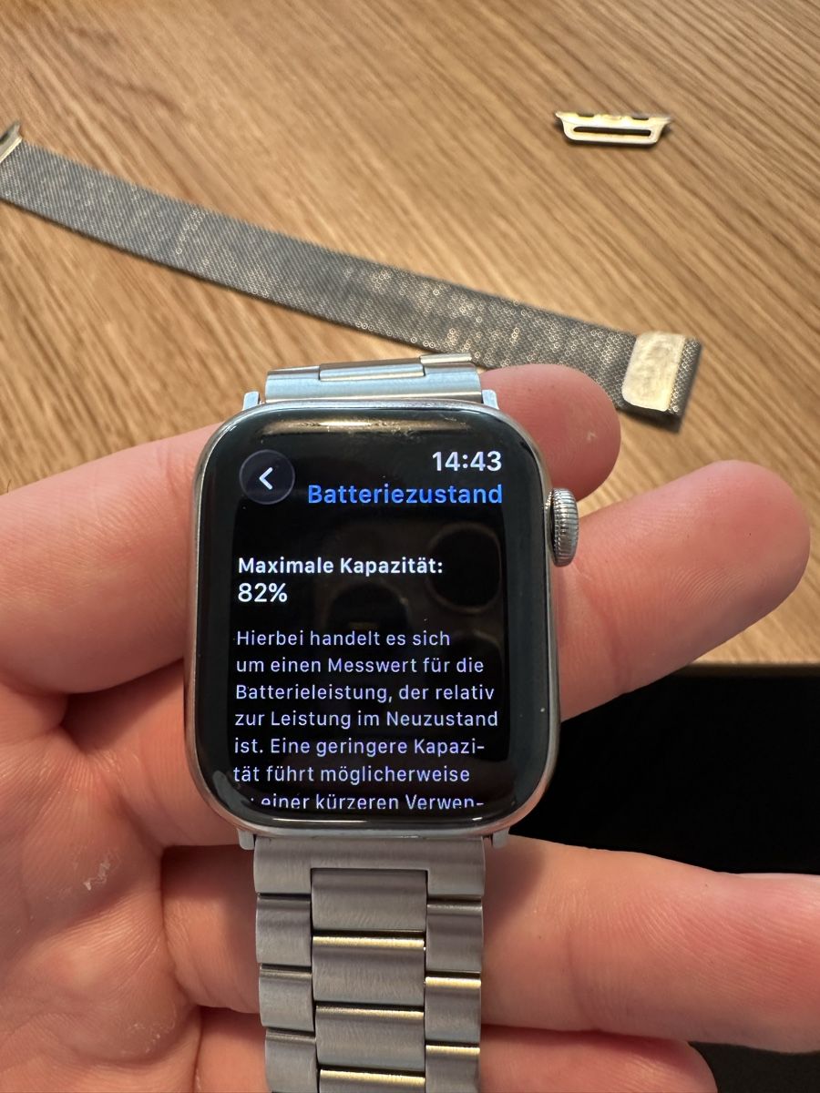 Apple Smartwatch: Apple Watch Series 8 GPS+Cellular, Titangehäuse, 41mm – Usato da St. Gallen venduto da F_s 2