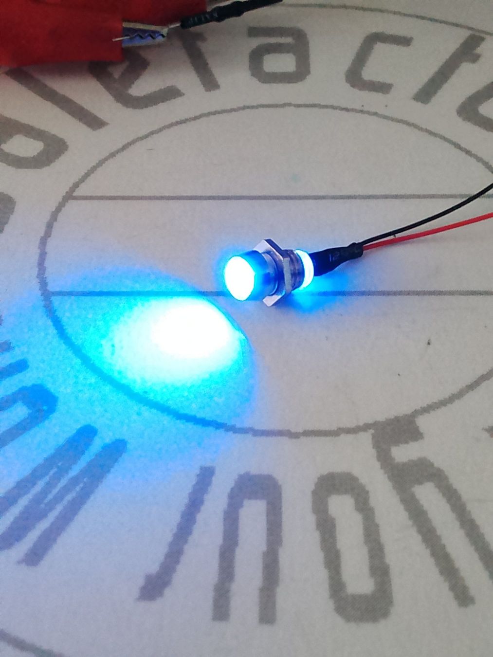 Componenti elettronici: LED 3mm verkabelt, im Halter, blau – Nuovo (secondo la descrizione) da Luzern venduto da Salefactory