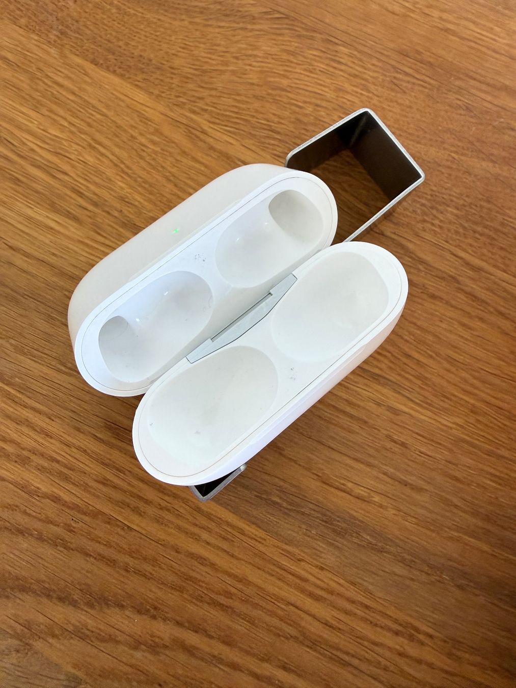 Apple Cuffie: APPLE AirPods Pro 1 Charging Case – Usato da Lausanne venduto da Nine1982 2