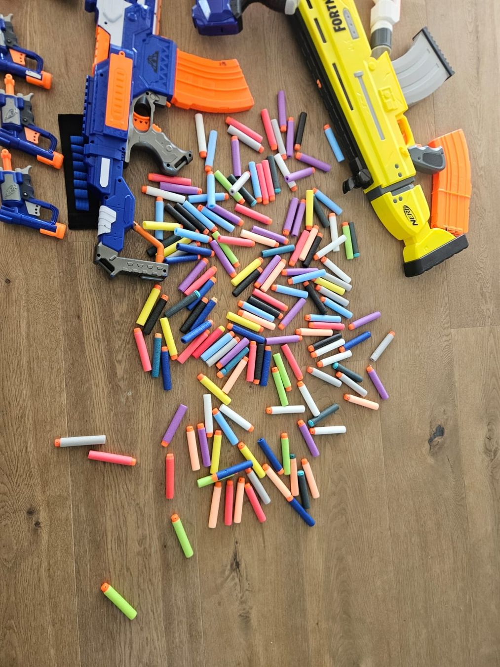 Nerf Spielzeuge: Nerf-Paket mit 7 Nerfs + ca. 180 Dartpfeilen – Gebraucht aus Fahrni b. Thun von Tschr3 2