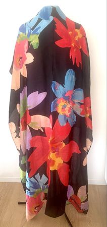 Schöner Desigual Schal mit farbenfrohem Blumenmuster