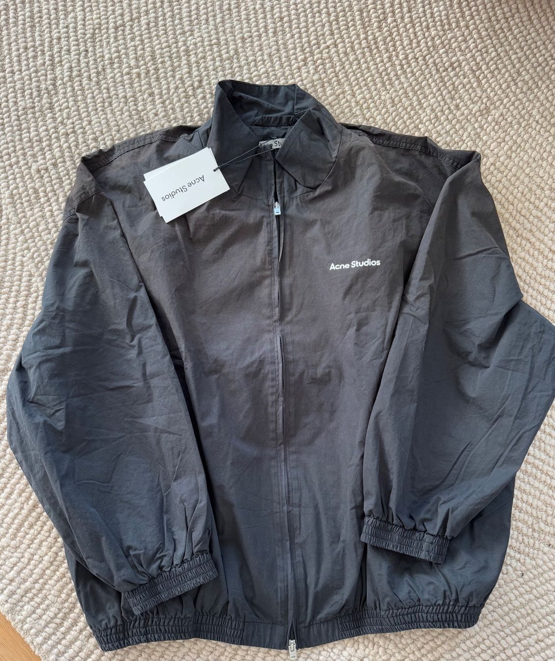 Acne Studios Giacche: Acne Studios Wind Breaker Jacke, Gr. M, Farbe schwarz – Nuovo e nell'imballaggio originale da Triesen venduto da atos87