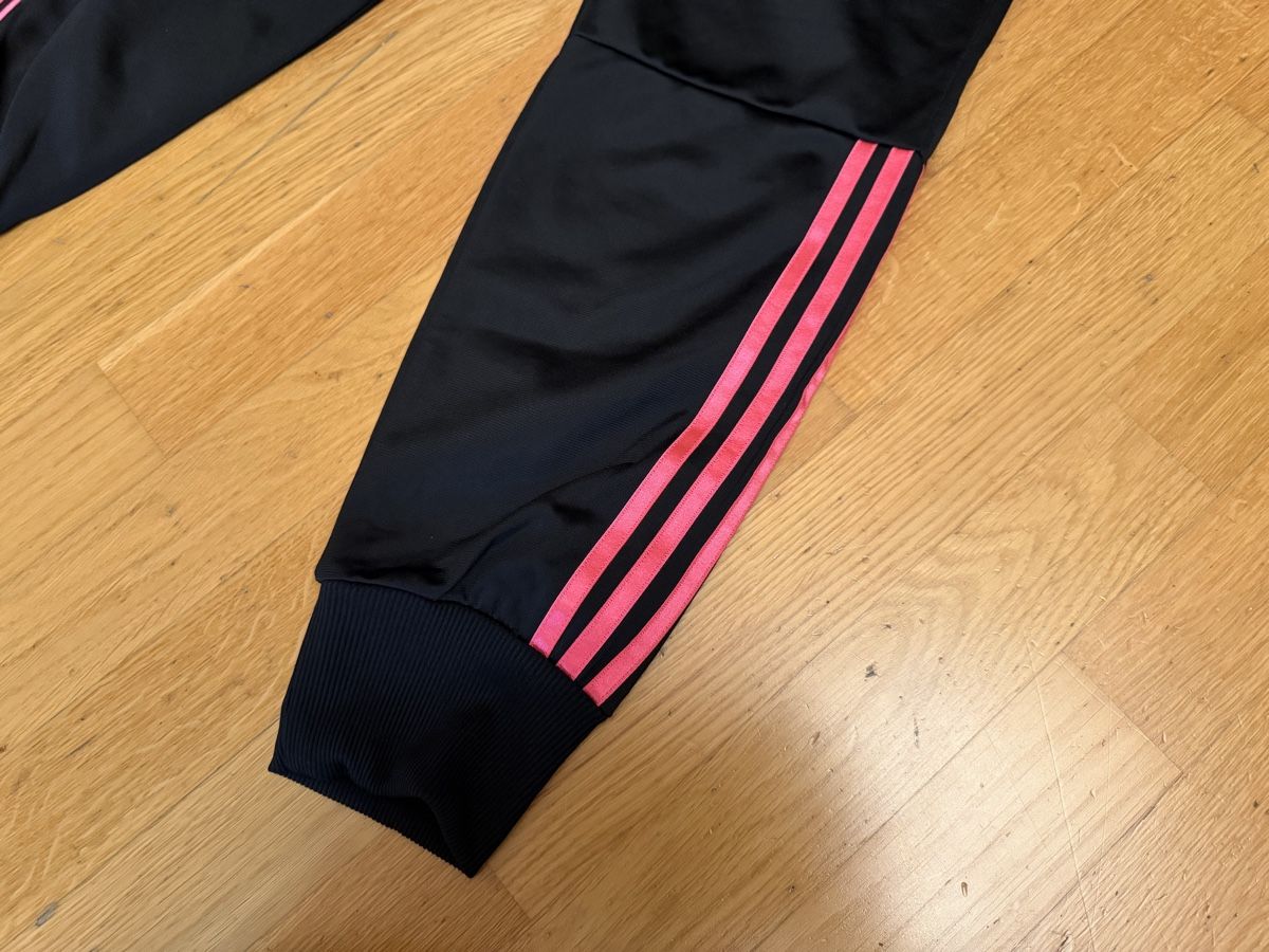 Adidas Pantaloni: Neue Adidas Trainingshose Grösse 152 – Nuovo (secondo la descrizione) da Bettlach venduto da Tradenet100 1