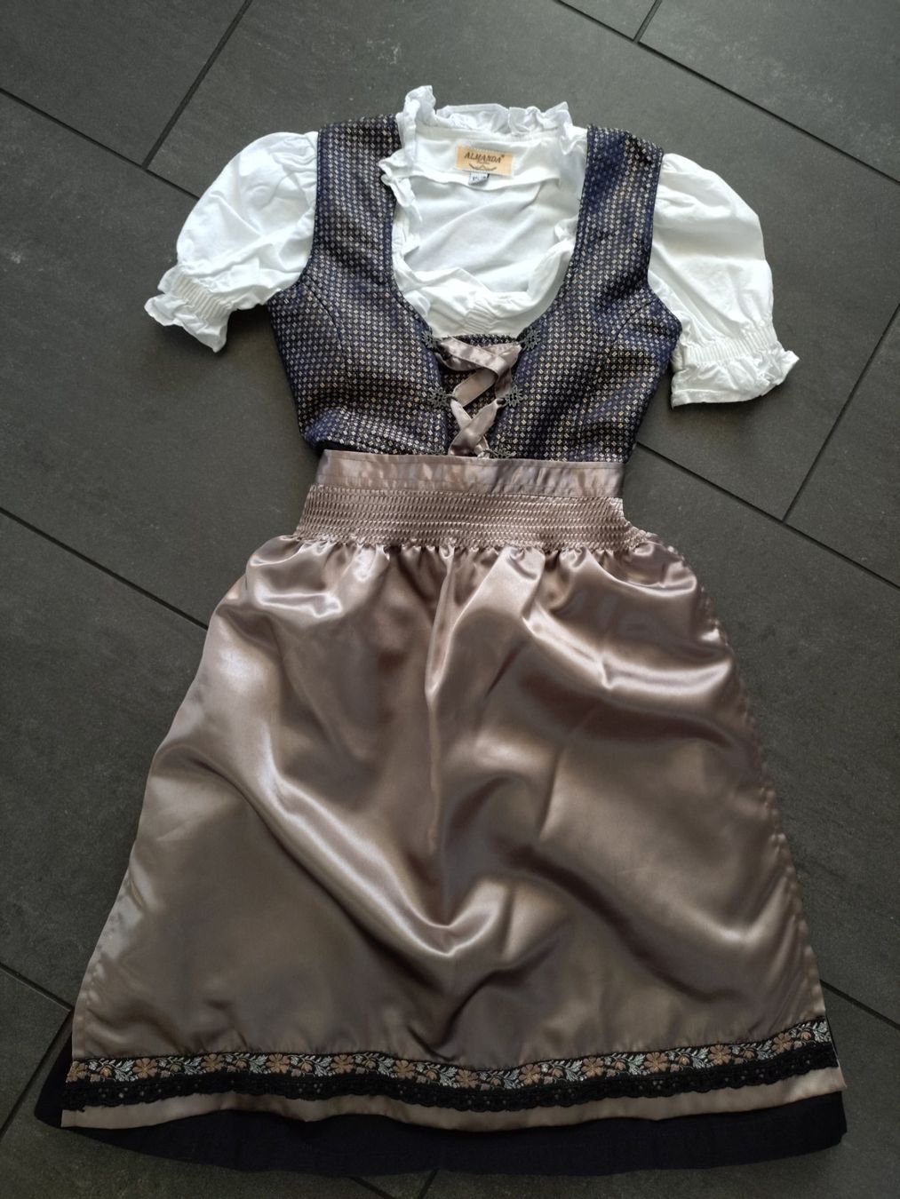 Vestiti & Gonne: Dirndl von AlmandaTrachten Gr. 152 – Usato da Mönchaltorf venduto da Kafibohne26