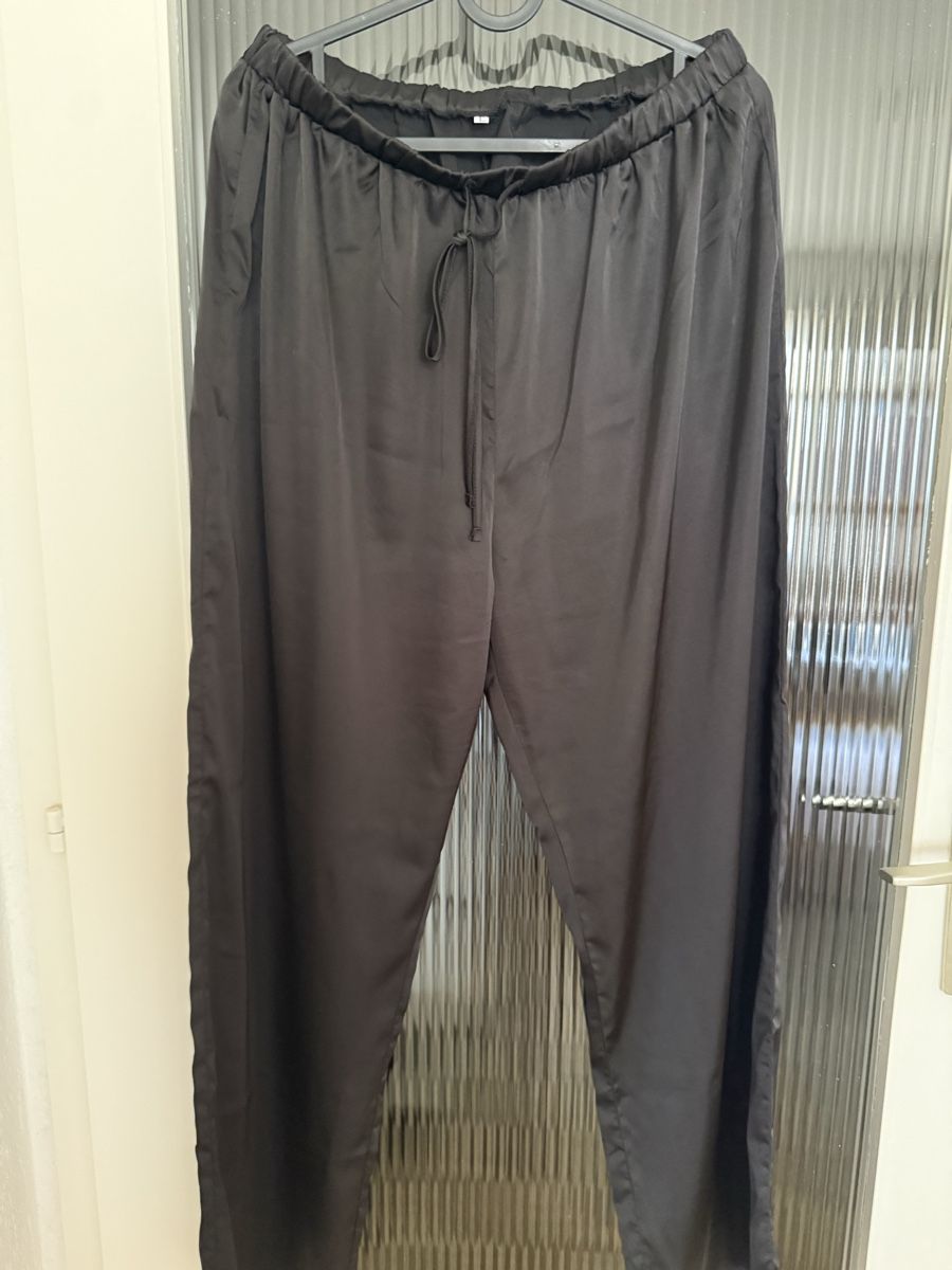 Pantaloni: Pantalon noir satiné – Nuovo (secondo la descrizione) da Monthey venduto da iri_9pt5