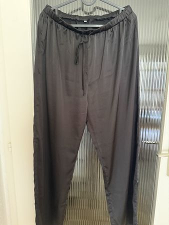 Pantalon noir satiné