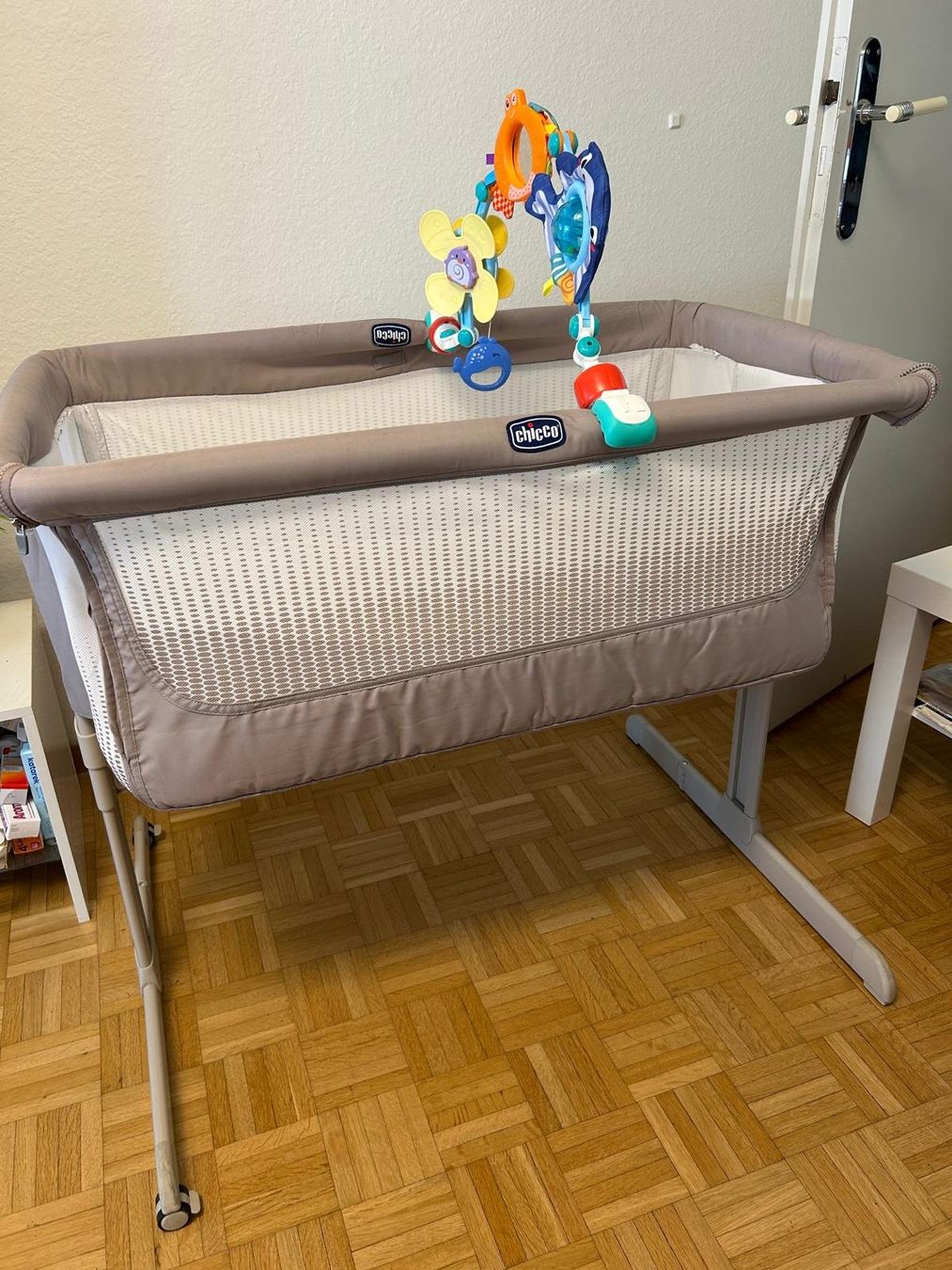 Chicco Lits: Beistellbett Chicco Next2Me Dream beige mit Spielbogen – D'occasion à Zürich par rog_s96c 2