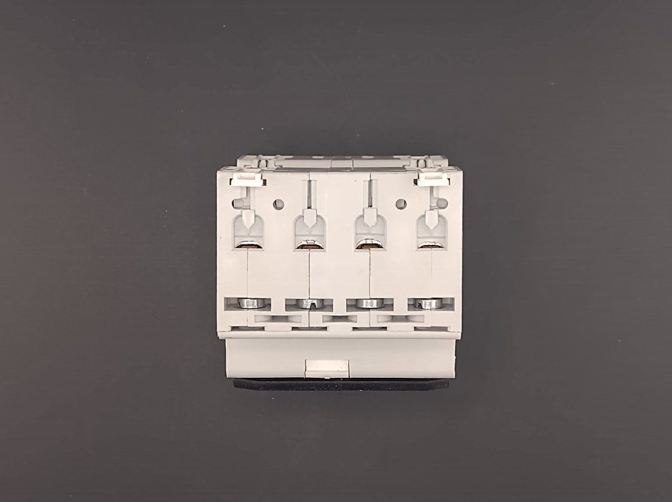 Legrand Interruttori: Legrand 08080 C13 30mA – Usato da Winterthur venduto da Hint17 4