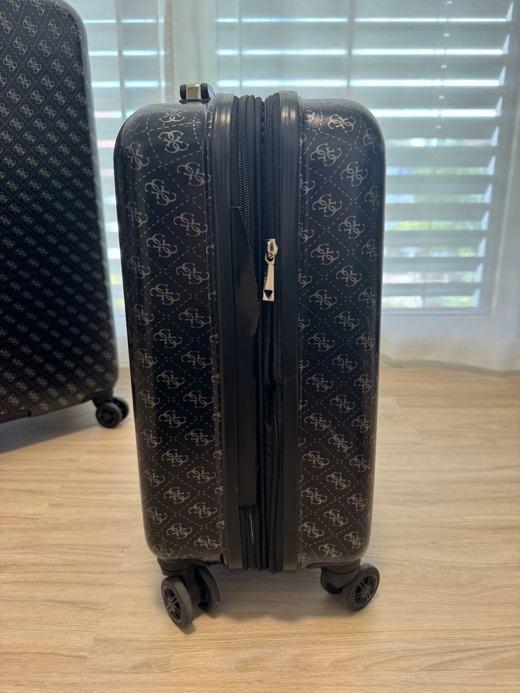 Valises de voyage: Guess Handgepäckkoffer schwarz – D'occasion à Maisprach par jokoundklaas 3
