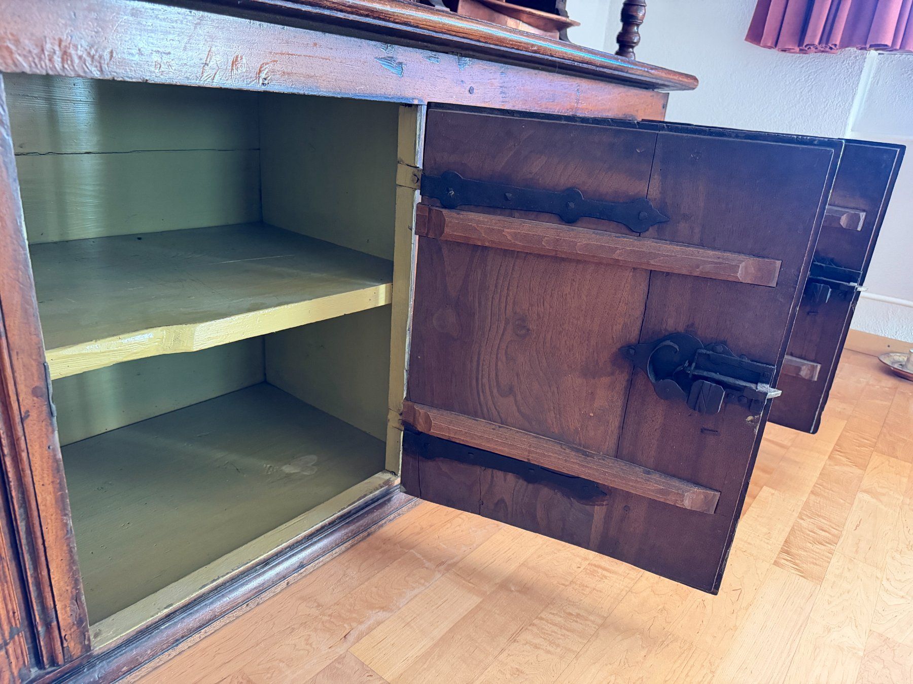 Büffets: Antikes Nussbaum-Buffet – Gebraucht aus Jenaz von Sandrobordoli 9