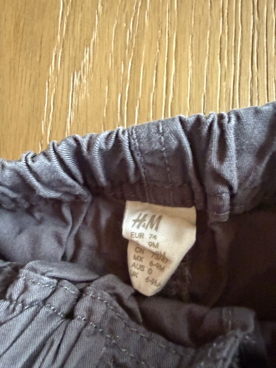 H&M Pantaloni: Graue Sommerhose Grösse 74 – Usato da Pragg-Jenaz venduto da gobrist 1
