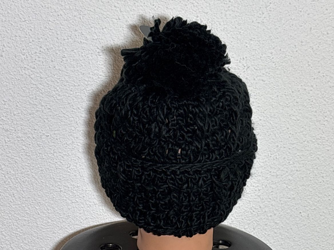 Copricapi, berretti & cappellini: Warme, schwarze Wintermuetze, Handgestrickt – Nuovo e nell'imballaggio originale da Oberegg venduto da MR-shop 1