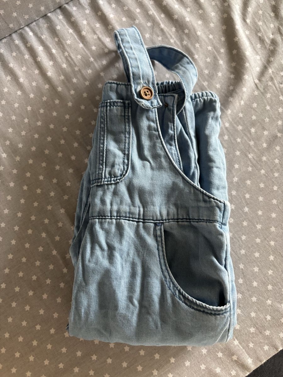 Zara Pantaloni: Latzhose Zara Grösse 6-9 Monate  – Usato da Wohlenschwil venduto da angelsweet