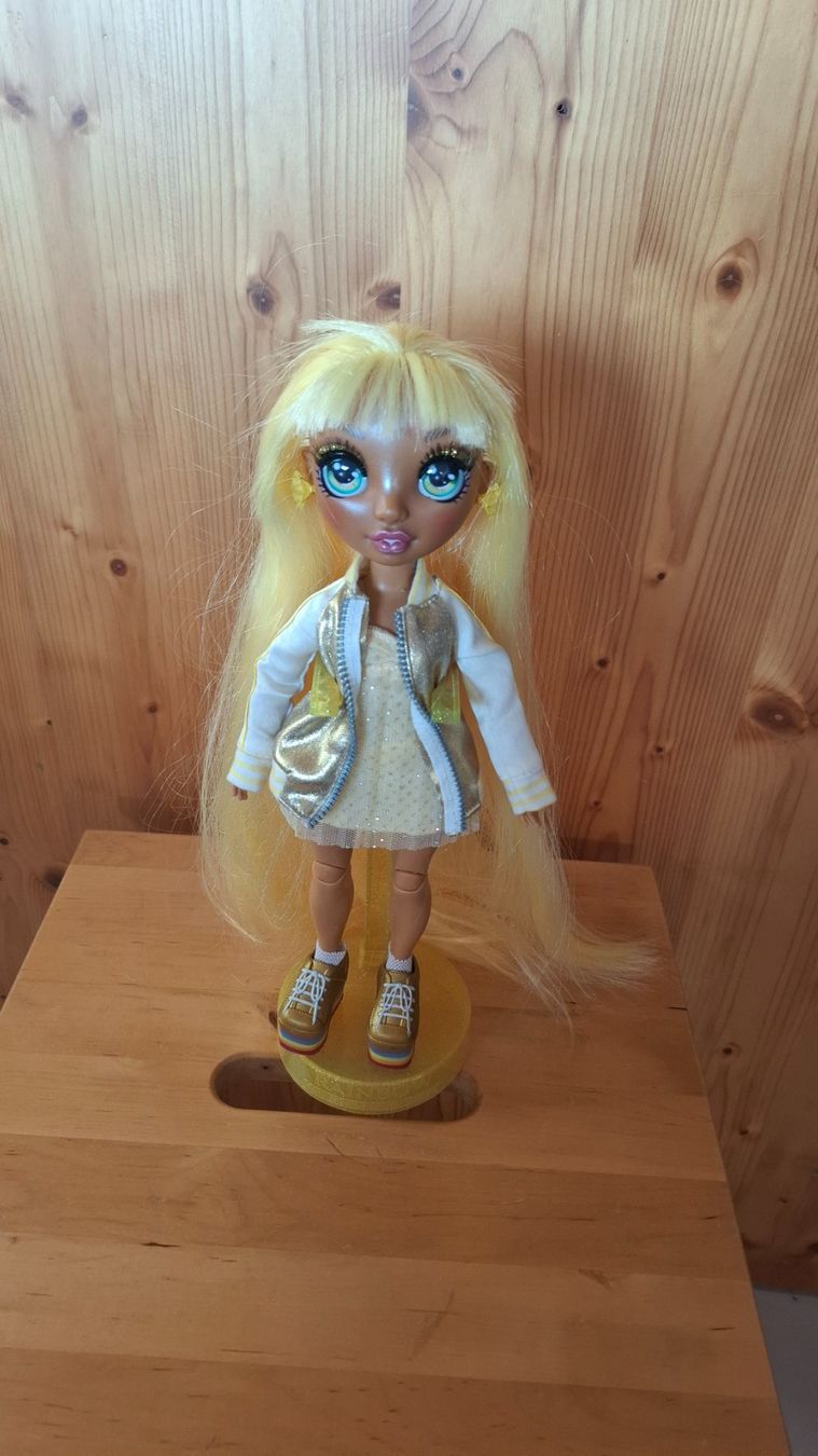 Bambole: Tolle orginal Markenpuppe auf Sockel blond – Usato da Mogelsberg venduto da Lavidapura