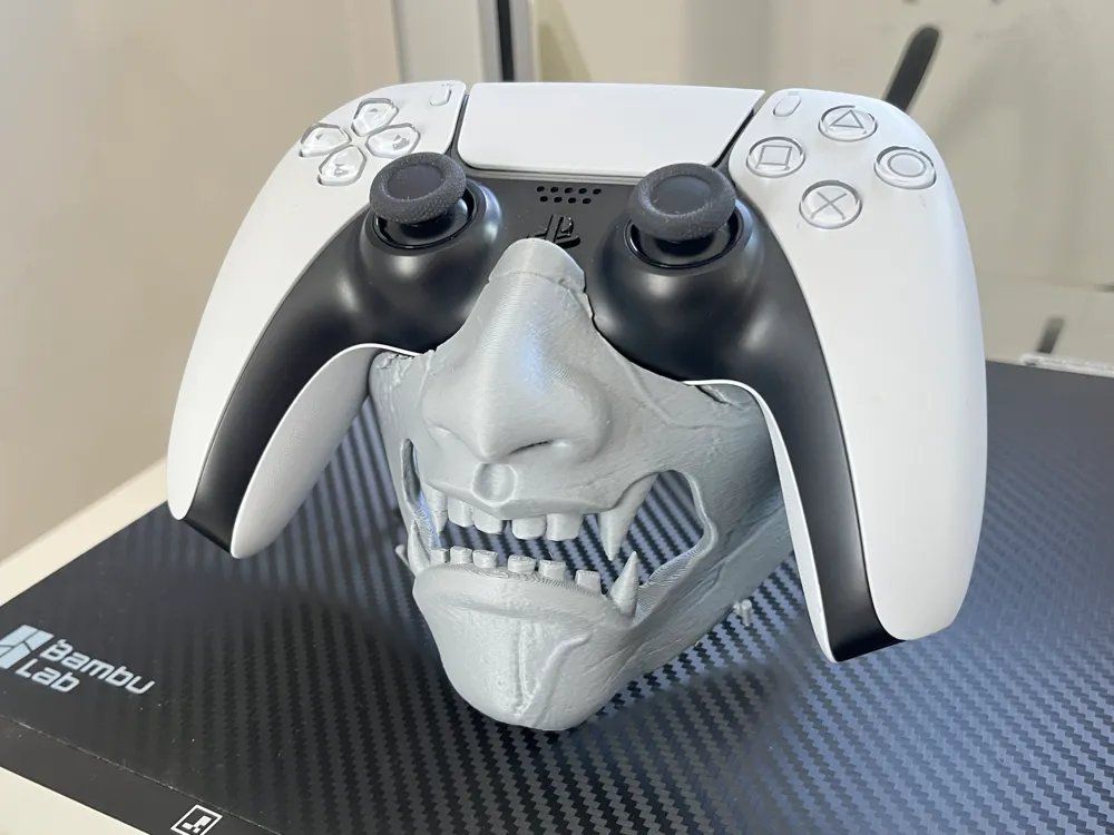 Sony Controller: Yotei Ghost Controller Halter | PS5 | inkl. Versand – Nuovo (secondo la descrizione) da Aristau venduto da EvoSwiss3D