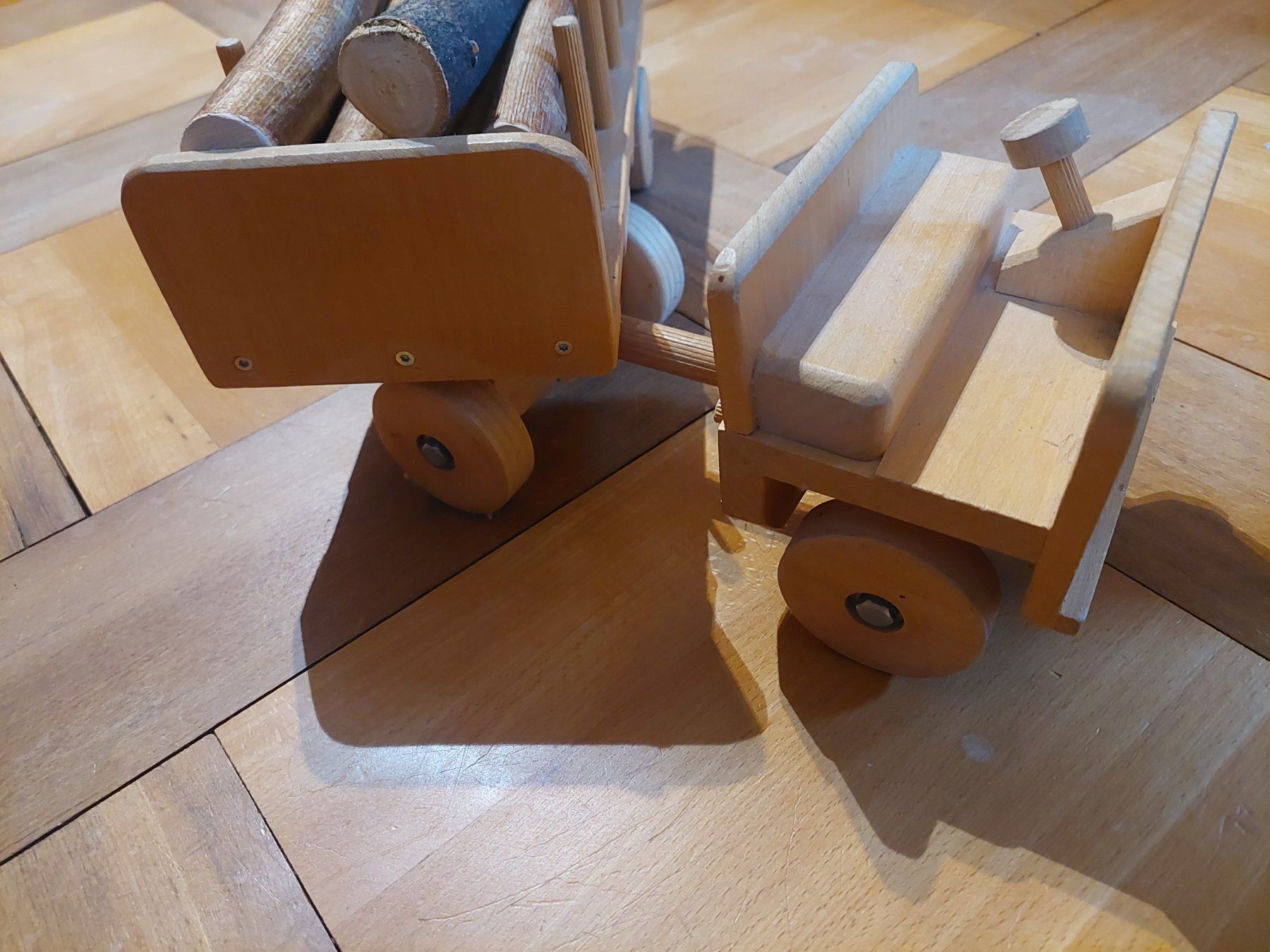 Spielzeuge: Holztransporter / LKW Baumstämme – Gebraucht aus Beckenried von Havacola 3