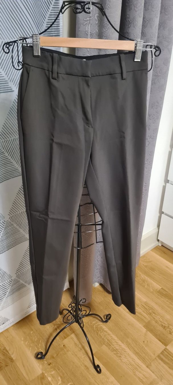 H&M Pantaloni: Hose olivgrün gr 36 – Nuovo (secondo la descrizione) da zürich venduto da janjaz