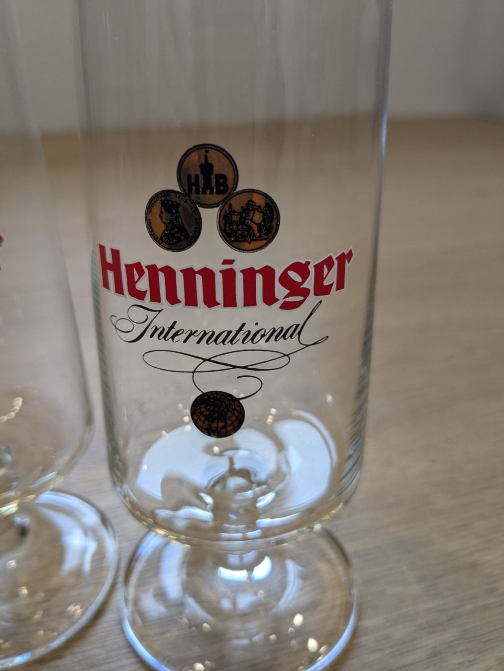 Bicchieri: 3 Henninger International Biergläser – Usato da Winkel venduto da Kade50 1