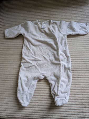 Baby Strampler in Weiss mit Wolken, gebraucht