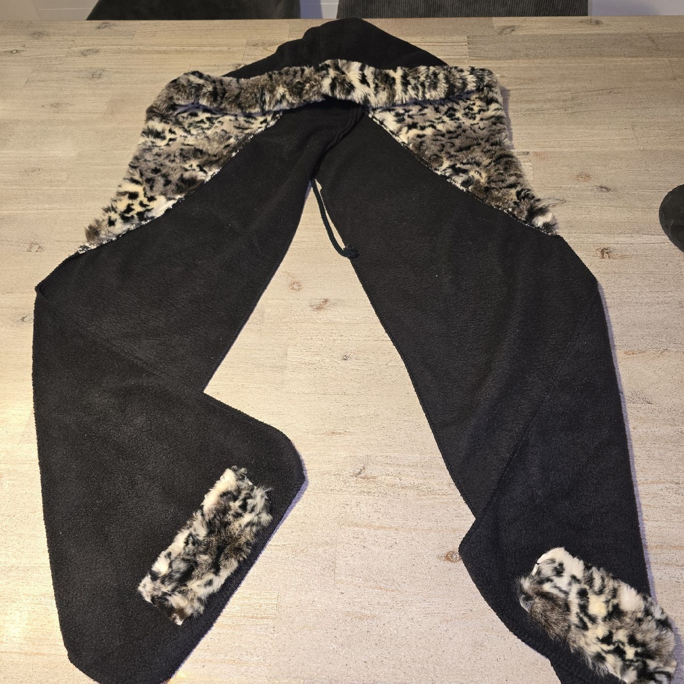 Foulard & Sciarpe: Schwarze Winter-Kapuzenschal mit Leopardfell-Imitat – Usato da Aesch BL venduto da Pina2021