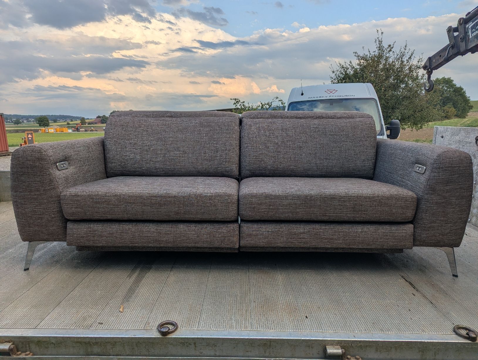 Sofas: Sofa mit elektrischer Verstellung – Gebraucht aus Hettlingen von Tschusle93