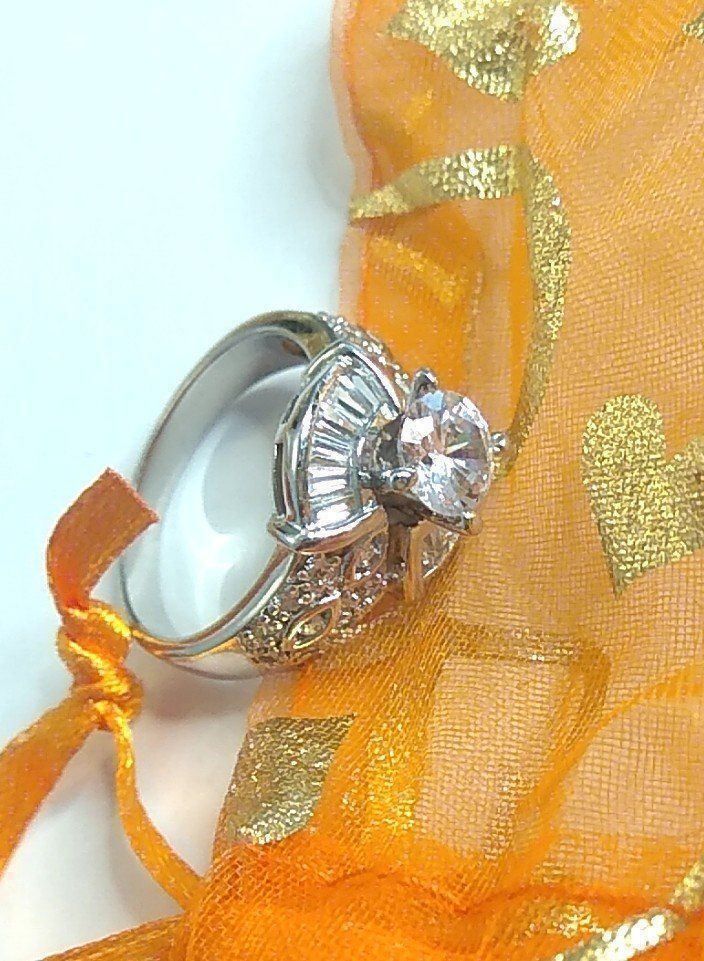 Anelli: Schöner Ring mit Zirkonia Gr. 59 – Nuovo e nell'imballaggio originale da Münchenbuchsee venduto da Daniel0133