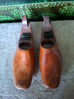 2 sehr alte Schuhspanner-Schuhleisten aus Holz, sehr selten