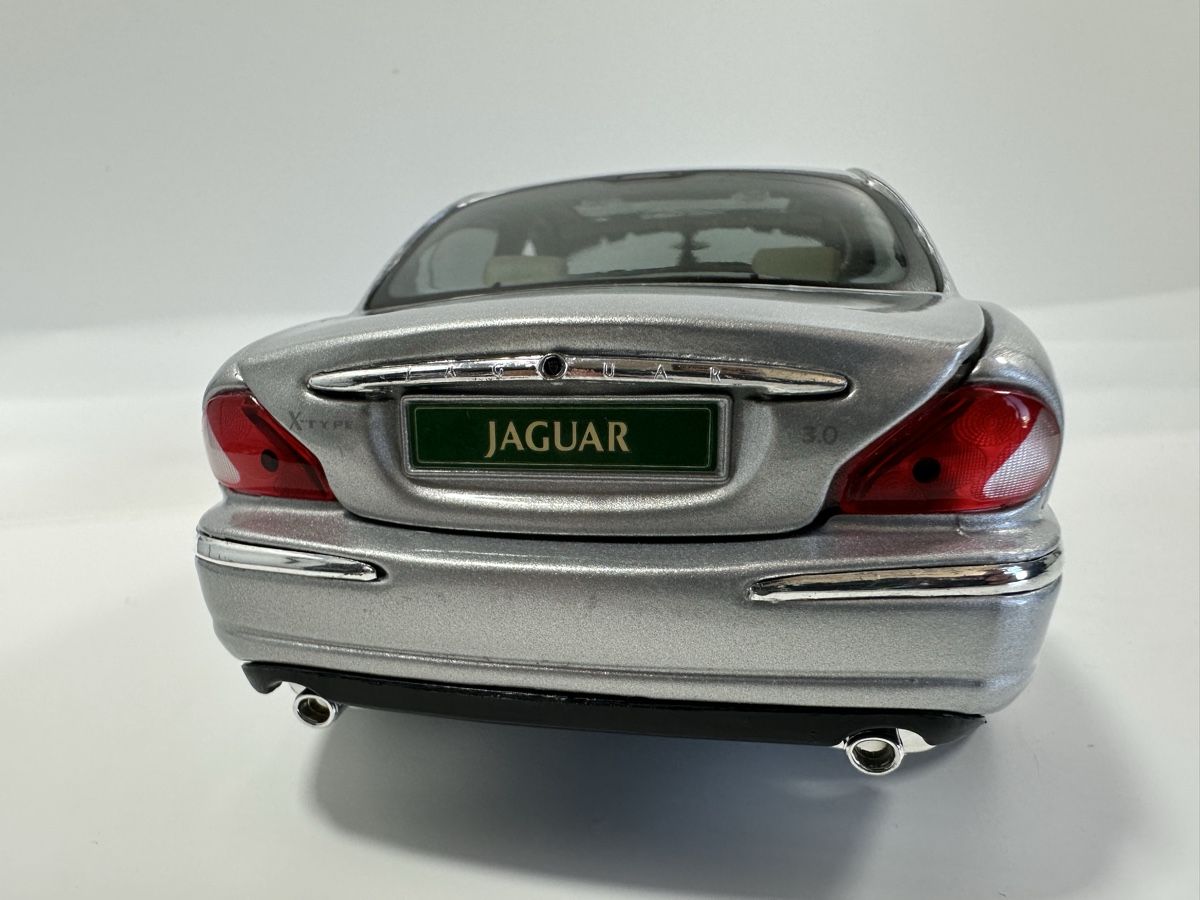 Maisto Modellini d'auto: Jaguar X-Type 3.0 1:18, silbrig, MAISTO  – Usato da Zofingen venduto da rf9_x2xt 4