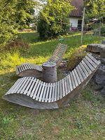 2 Holz-Gartenliegen zu verschenken