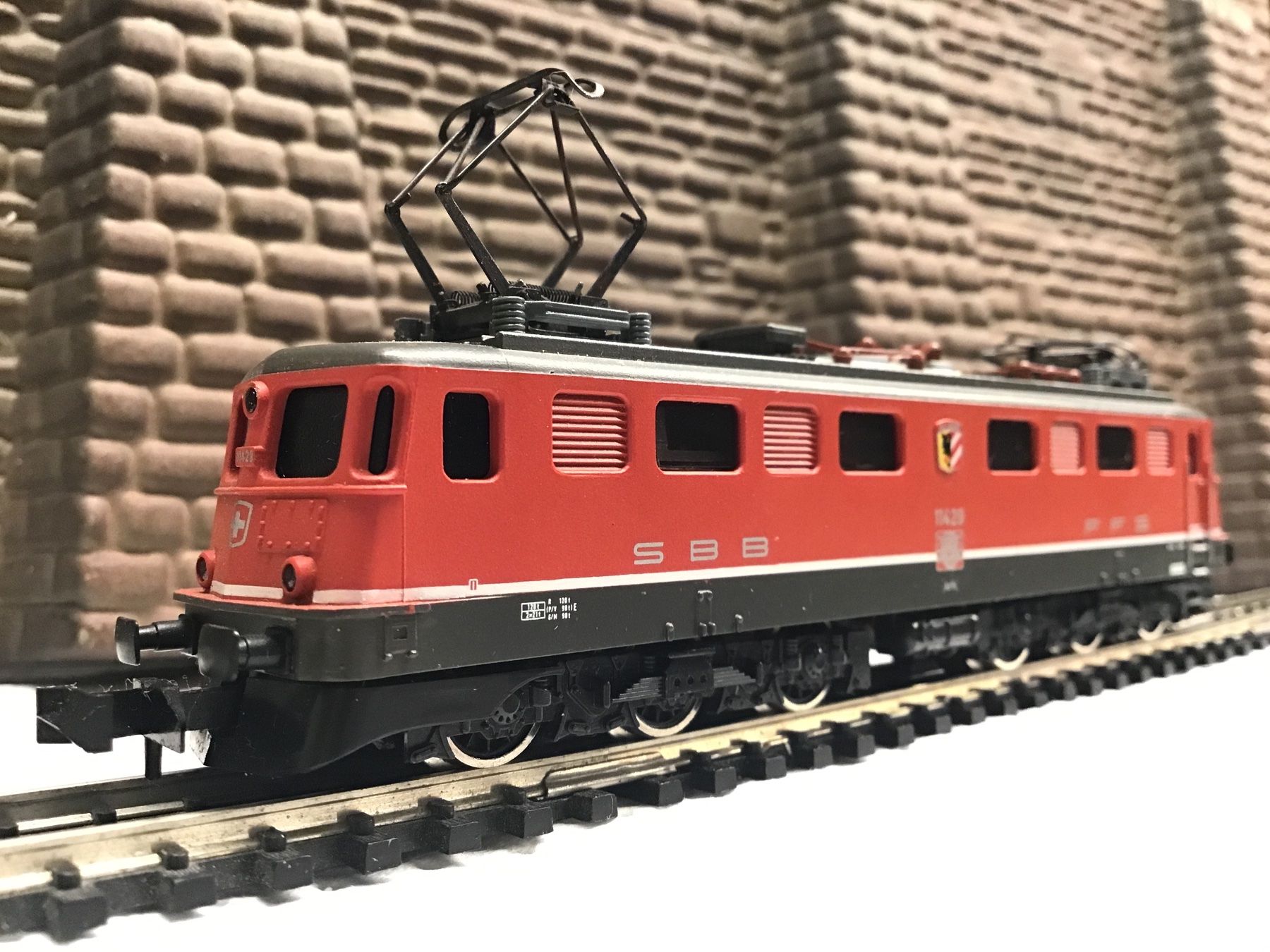 Trix Modelleisenbahnen: Minitrix N SBB Lokomotive Ae 6/6 rot, – Gebraucht aus Männedorf von Modelle-aller-Art