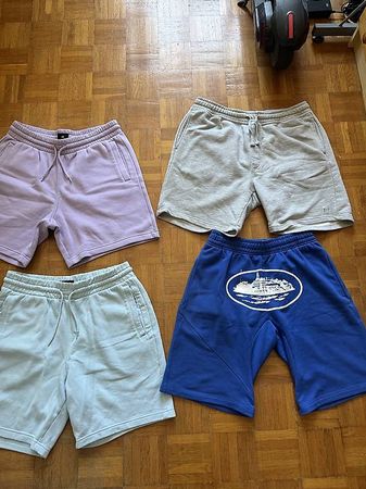 Short d'été coloré taille L (70 chf les 4)