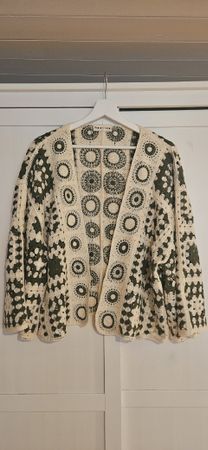 gehäckelte Jacke Beige/ Olivegrün
