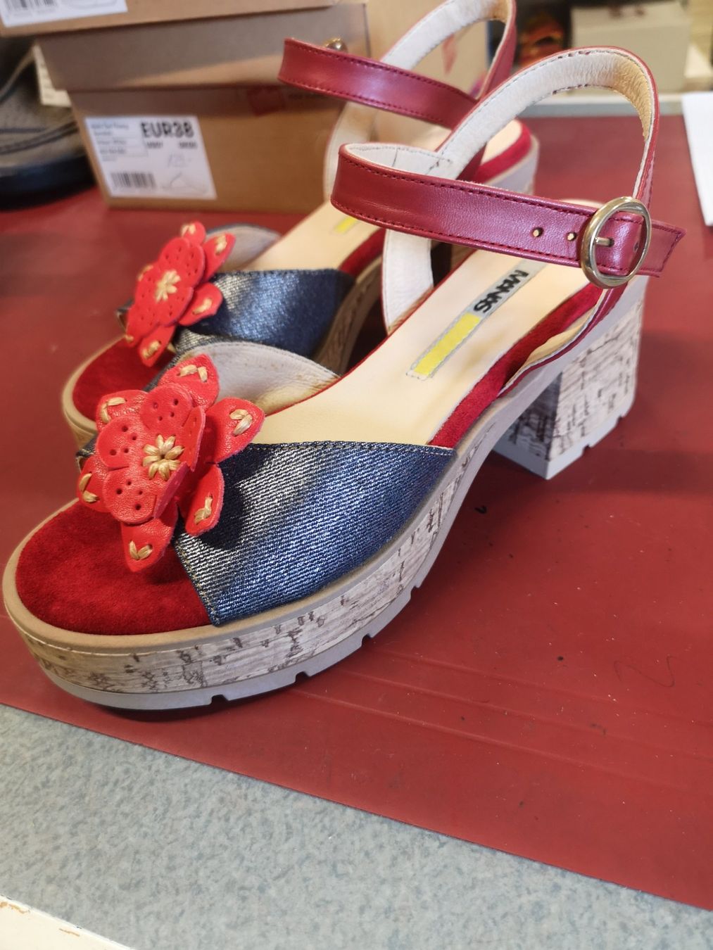Damenschuhe: Damenschuh – Neu und originalverpackt aus Möhlin von Highwaytom