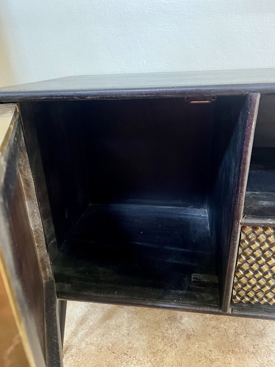 Commodes: Sideboard schwarz mit Messing-Applikationen – D'occasion à Dielsdorf par luri-an 1