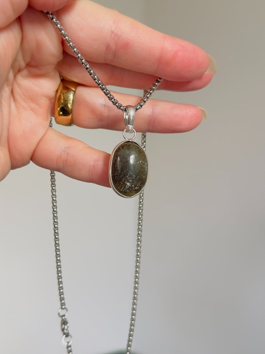 Ketten: Fashionable labradorite necklace – Neu und originalverpackt aus Genève von AGBERG 4