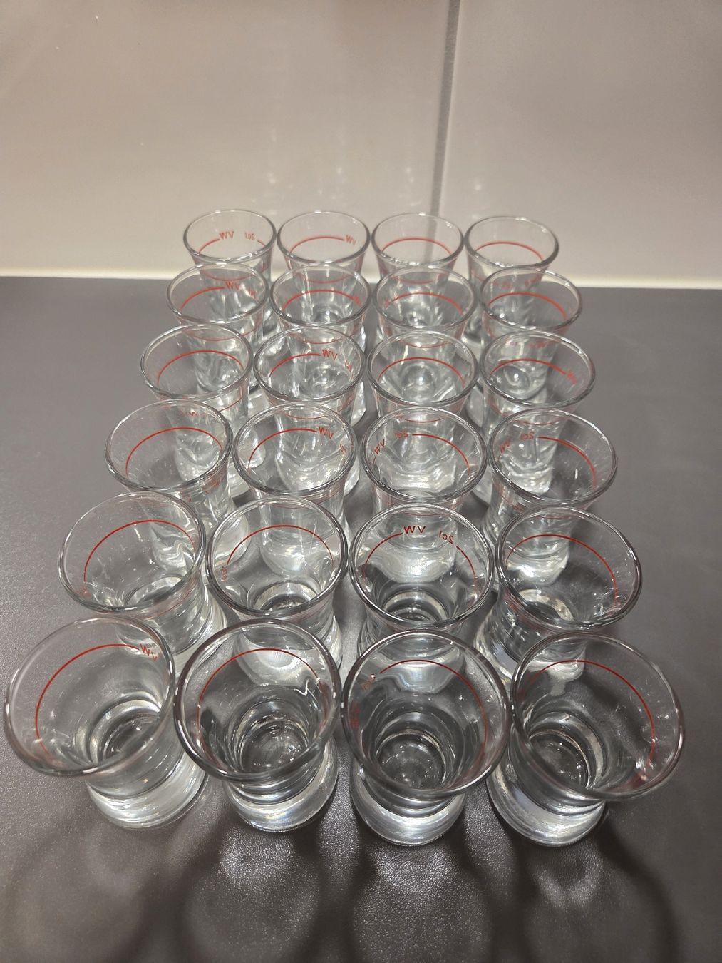 Bicchieri: 24 Shot Gläserli mit rotem Rand, Schnaps Stamperl Set – Usato da Schaffhausen venduto da AndreaR1983 1