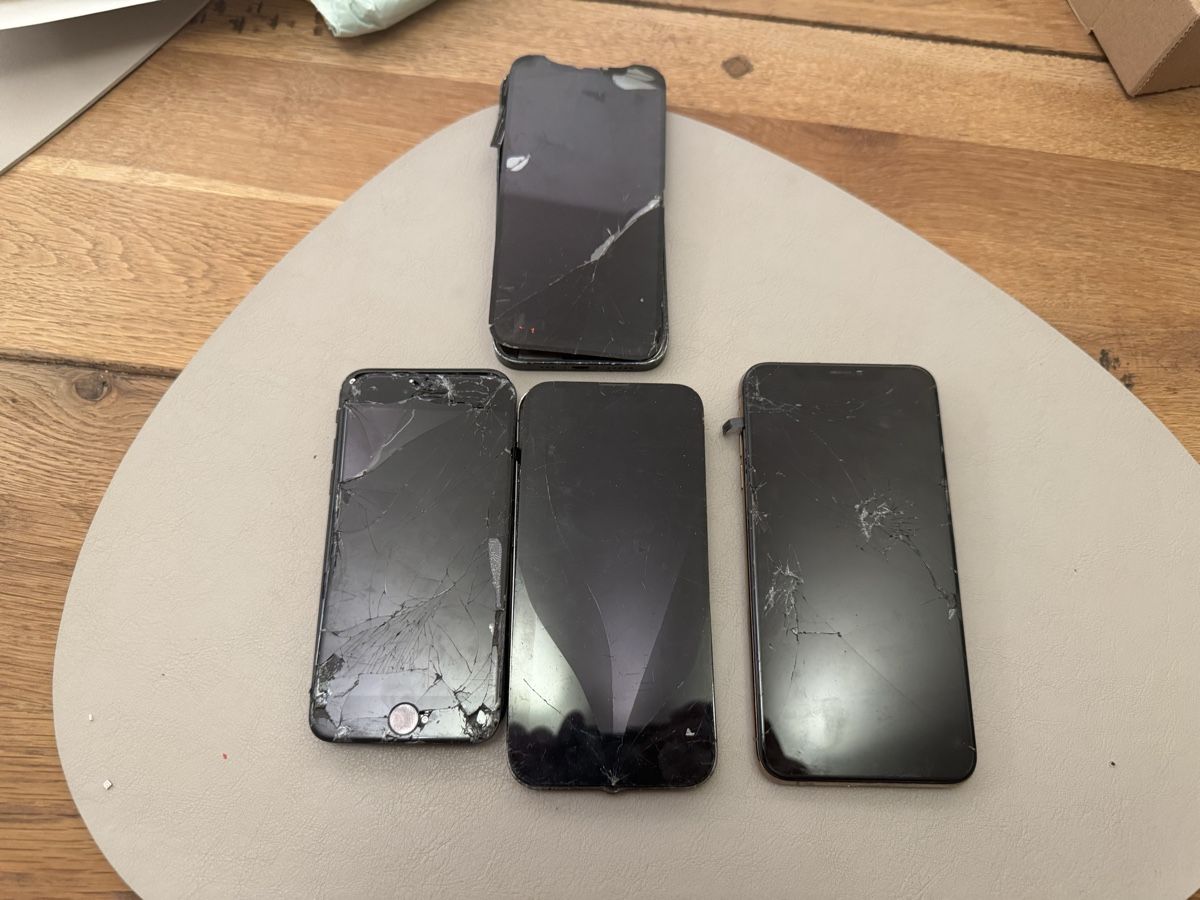 Apple Telefoni cellulari / Smartphones: 4 iPhones für Ersatzteile – Difettoso da Adliswil venduto da Busys 1