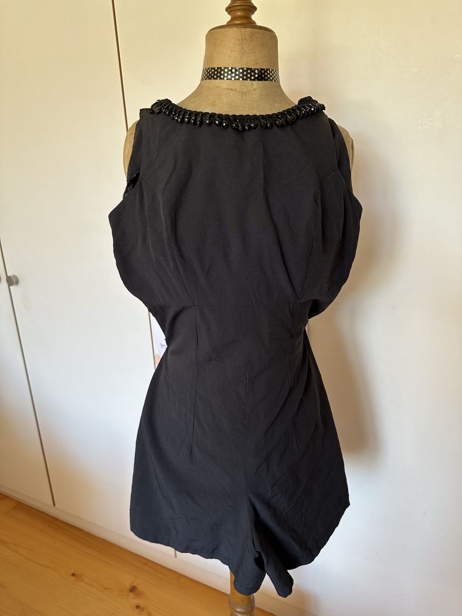 H&M Tute: Schwarzer Jumpsuit, Grösse 34, mit verspieltem Deco – Usato da Bern venduto da Noeci