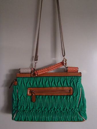 grüne Handtasche mit speziellen Details