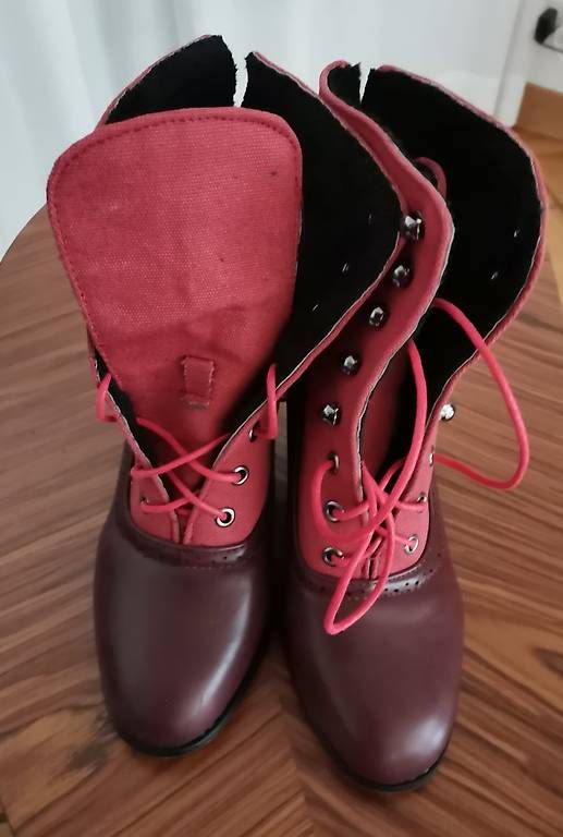Scarpe da donna: Roter Schnürstiefel mit hohem Absatz, Gr. 37 – Usato da Muri b. Bern venduto da Claudiahuegli 1