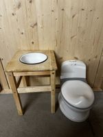 Kinder-WC mit Holztisch und Waschschüssel gebraucht