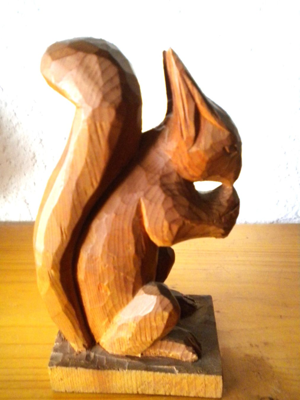 Statuette: Holzschnitzerei Eichhörnchen von E. Wallnöfer-Grond – Usato da Bad Zurzach venduto da sudussli 1