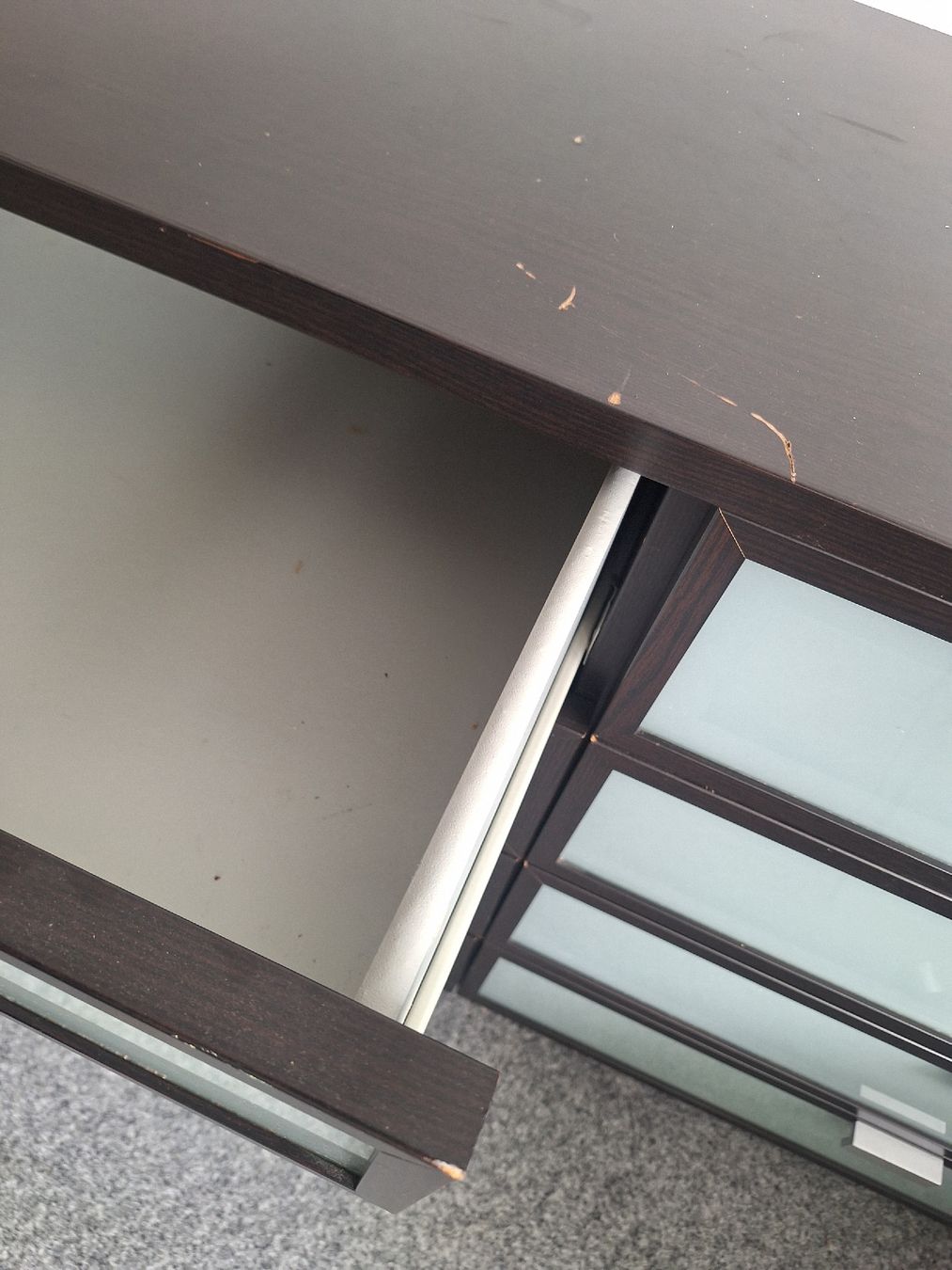 Cassettiere: Kommode dunkel mit 8 Schubladen Glasfront gebraucht – Usato da Künten venduto da kor_shv7 1
