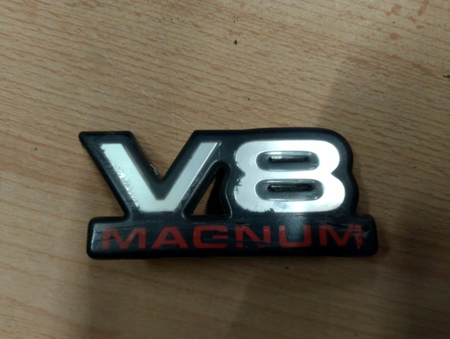 Tutti pezzi di ricambio auto: Emblem, V8 Magnum – Usato da Niedergösgen venduto da usc_l8gm