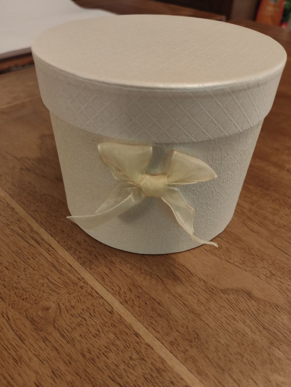 Tutte le decorazioni: Elegante Geschenkbox mit Schleife, rund – Usato da Flumenthal venduto da mar_wyw8